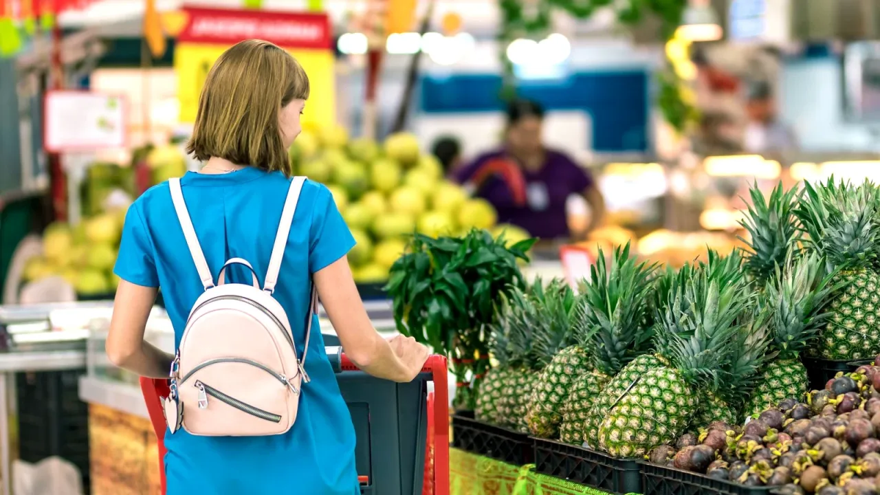 Market rafında içecek ürünleri