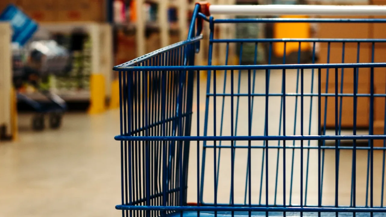 Market reyonları arasında boş alışveriş arabası